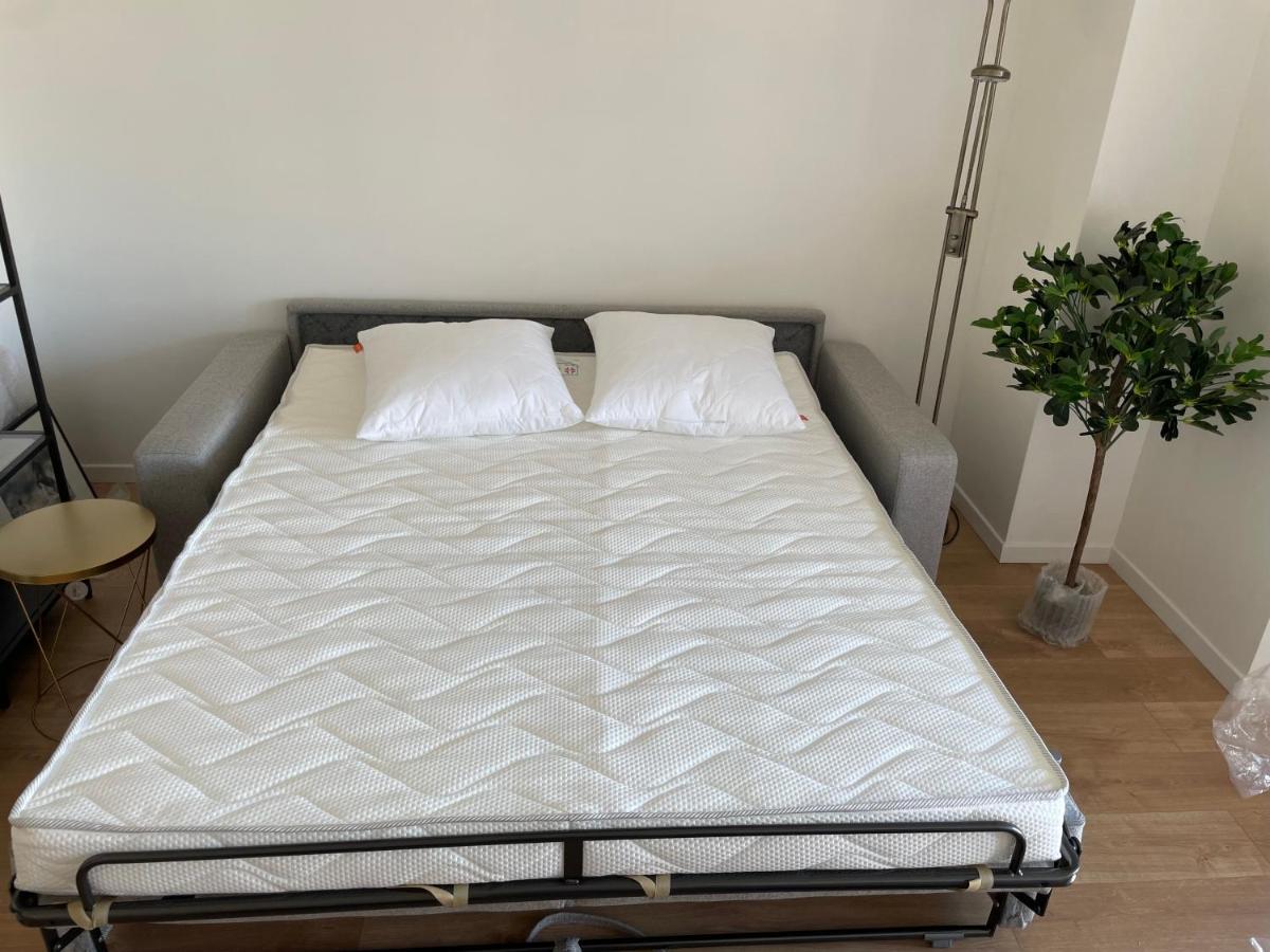 Apartment Pour 2 Personnes Avec Balcon Metro Marcel Sambat